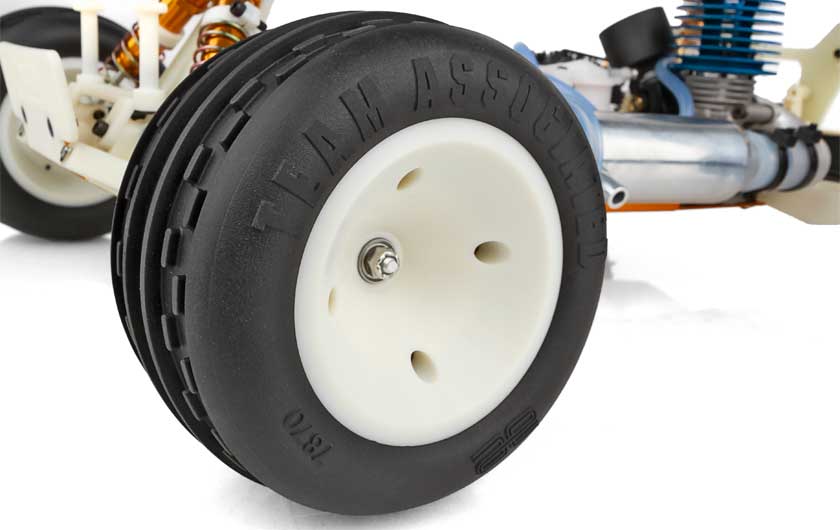 Staggered tread front tires and spiked rear tires are mounted on white plastic wheels